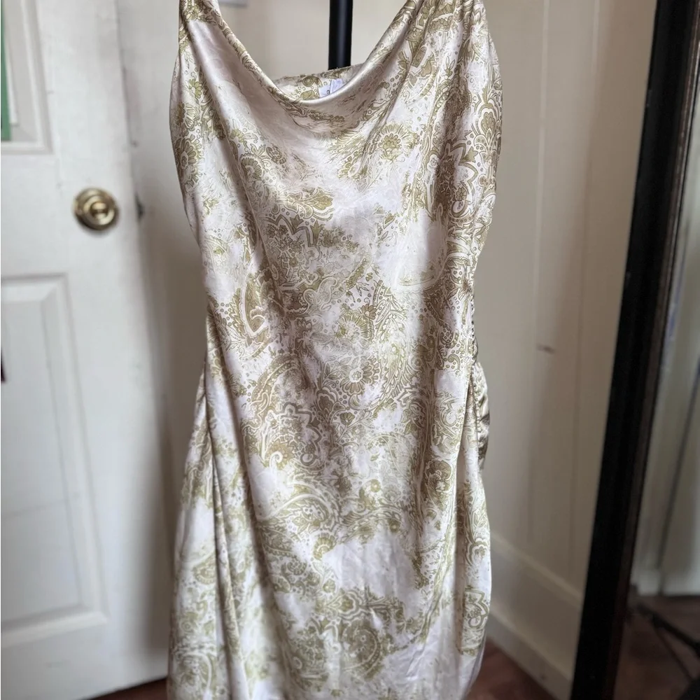 Dress - Picture 3 of 4